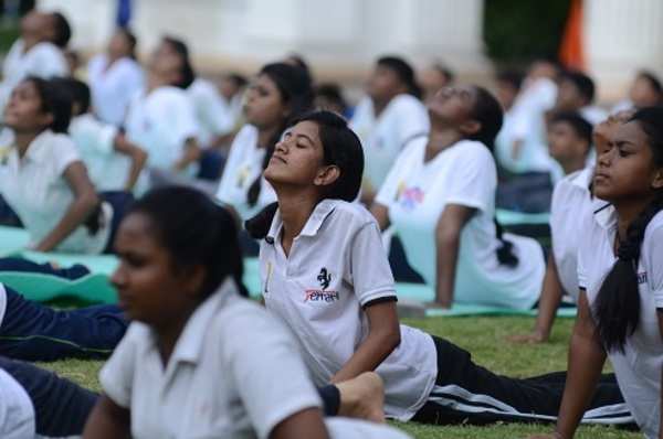 Kolkata schools and colleges embrace International Yoga Day, showcasing  health and wellness through yogamahotsav event - Times of India