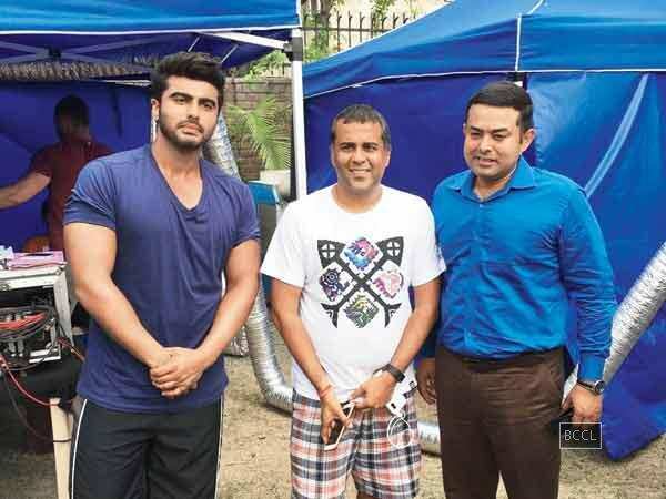 (L-R) Arjun Kapoor, Chetan Bhagat and DCP (North) Madhur Verma on the sets in DU (BCCL)