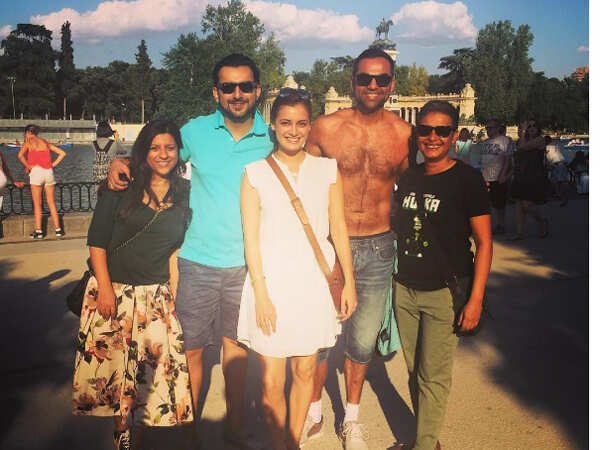 The smiles say it all, Dia and Sahil with Zoya Akhtar, Abhay Deol and Rima Kagti: