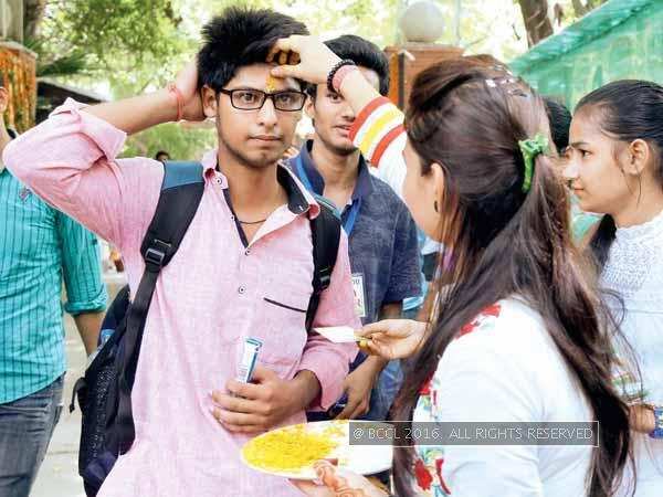 Seniors welcome fuchchas with tilak at Ramjas (BCCL)
