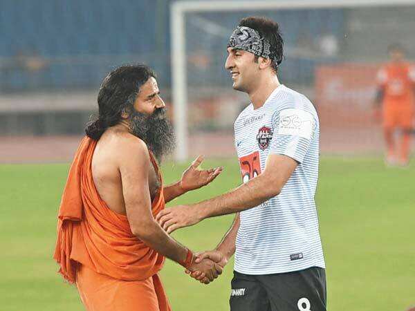 Baba Ramdev and ranbir Kapoor (BCCL)