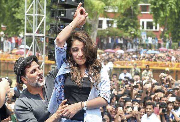 Akshay with Simran Vigg, who got the chance to dance with the actor (BCCL)