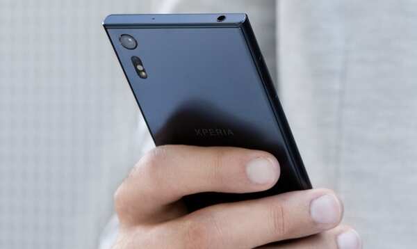 sony_xperia_xz_hand