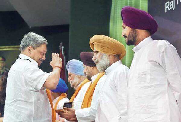 Manohar Parrikar, defence minister, felicitates the real-life soldiers (BCCL)