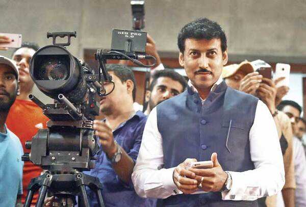 Rajyavardhan Rathore, MoS for I&B, took charge of the camera at the event (BCCL)