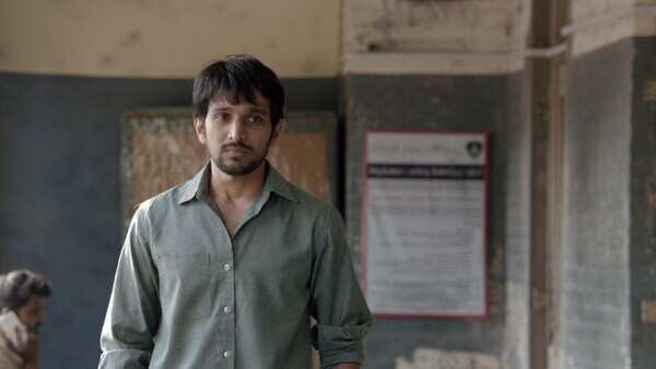 pratik_gandhi-wrong-side-raju