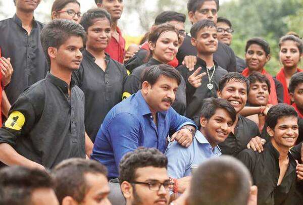 Members of the street play society of Shivaji CollegeJury member Manoj Tewari poses with the students of Shyam Lal College (BCCL)