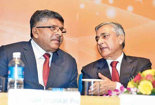 Law minister Ravi Shankar Prasad (L) and Justice TS Thakur, the chief justice of India (BCCL)