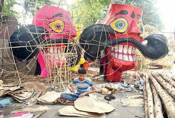 An artisan working on Raavan effigies (BCCL)