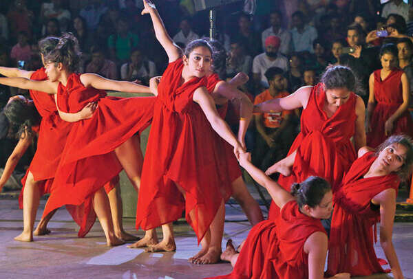 Izraz troupe: They presented the condition of refugees in their act (BCCL)