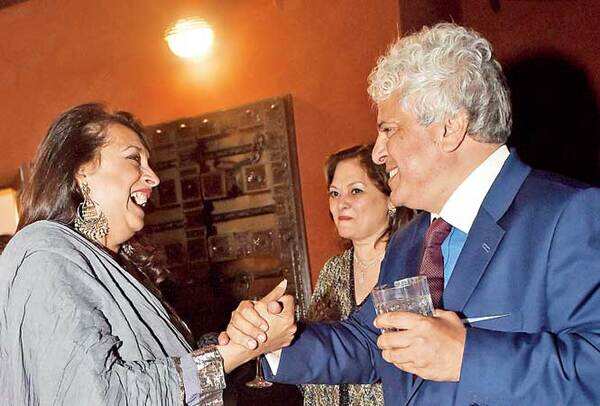 The bro shake: Naina Balsavar greets Suhel Seth (BCCL)