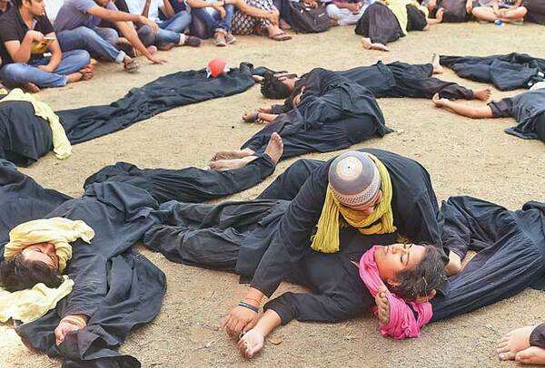 Street Play Society of Maharaja Agrasen College performed a play on the lives of people in Kashmir (BCCL)