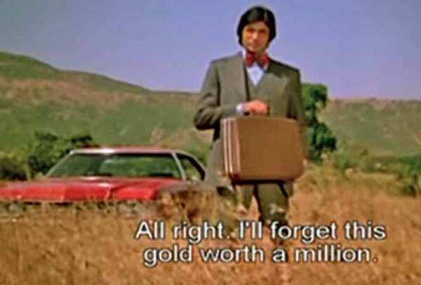 Gold smuggling was one of the reasons 11 mulk ki police were looking for Don. In his introductory scene, he is seen delivering a briefcase which is supposed to be full of gold, but has bombs instead.