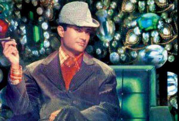 In 'Jewel Thief', Dev Anand plays the son of a top cop who looks like a notorious jewel thief and uses the resemblance to help the police nab the real thief