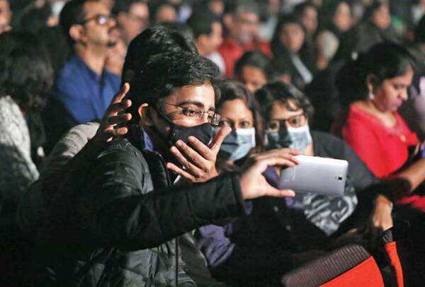People who came to watch the play came with their anti-pollution masks(BCCL)