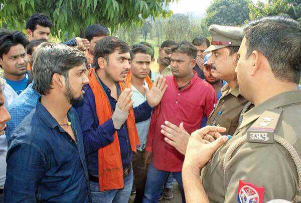 The police tries to reason with the protesters (BCCL/ Hemant Kumar)