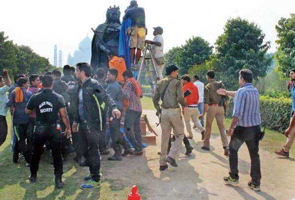 The statue of Queen Victoria covered up by the crew to stop the protesters from vandalizing it (BCCL/ Hemant Kumar)