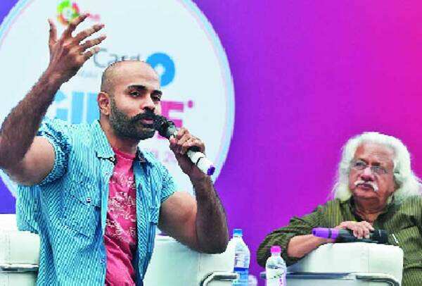 Film directors Jayprad Desai (L) and Adoor Gopalakrishnan (BCCL)