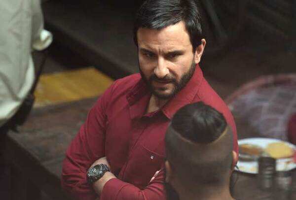 Saif talks to a member of the crew on the sets in Gali Pahad Wali (BCCL)