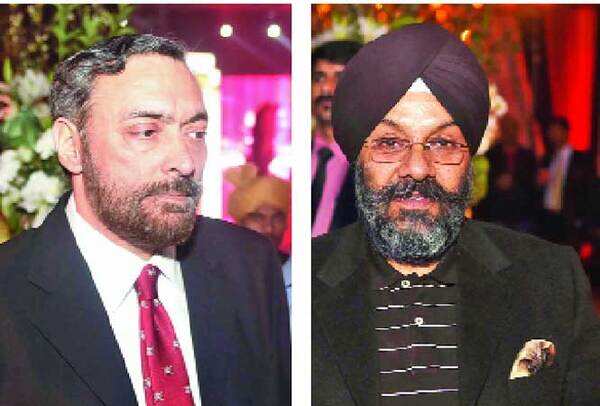 Amir Pasrich (L) and Manjit Singh, president, Delhi Sikh Gurdwara Management Committee (BCCL)