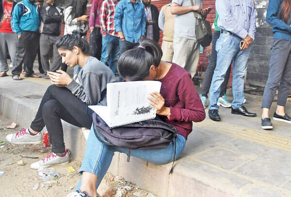 DU students say that their landlords demanding rent in cash has forced them to waste all their preparation time in ATM queues (BCCL)