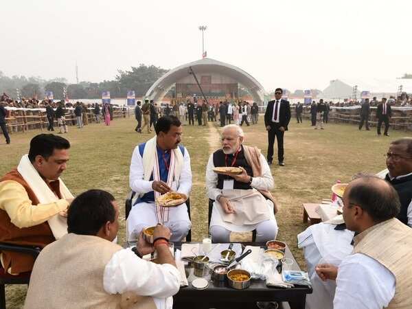 Narendra Modi: PM Modi brings his own tiffin to lunch with BJP booth ...