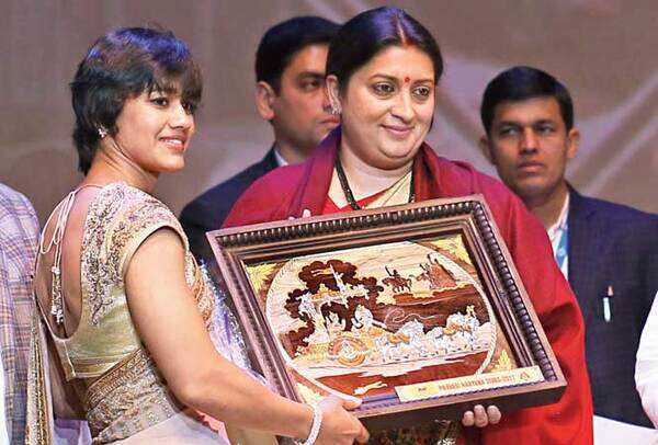 Babita Phagat receives the Gaurav Samman from Smriti Irani (photo Ajay Kumar Gautam/BCCL)