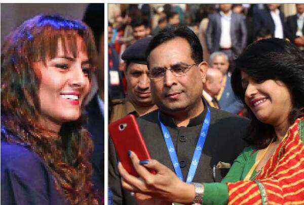 Geeta Phogat and fans clicking selfies with Haryana finance minister Captain Abhimanyu (photo Ajay Kumar Gautam/BCCL)
