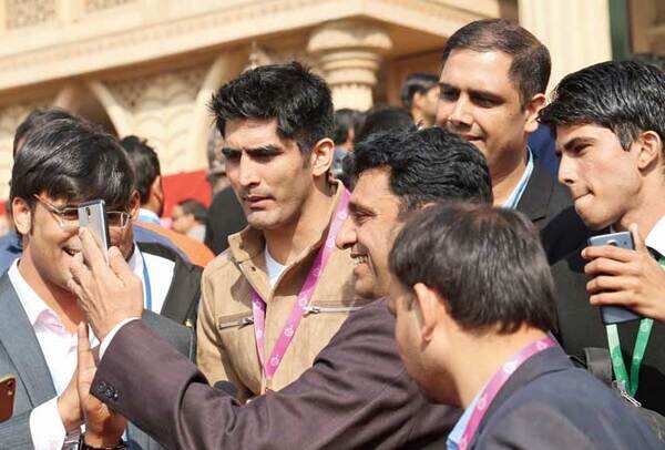 Selfie mania: Excited fans at the event take selfies with Vijender Singh (photo Ajay Kumar Gautam/BCCL)