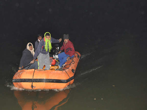 Patna Boat Capsizes Sankaranti Joyride Turns Tragic As Two Boats Sink In Ganga Near Patna 24 0693