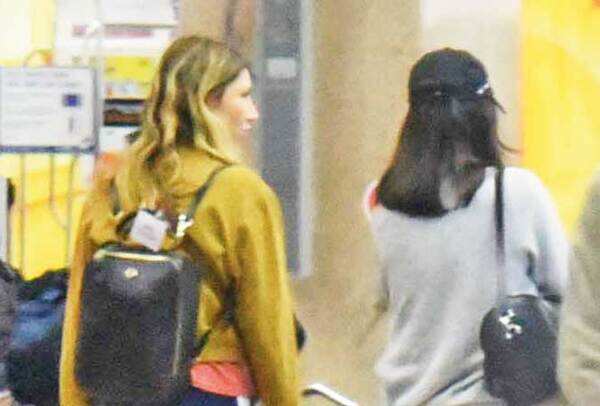 Kendall Jenner (R) enters Jaipur airport (BCCL/ Shalini Maheshwari)