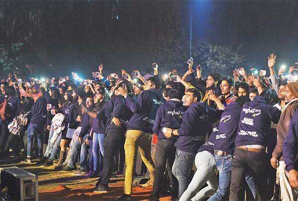FANFARE: Students tried climbing up on stage to click selfies with Raftaar (BCCL)