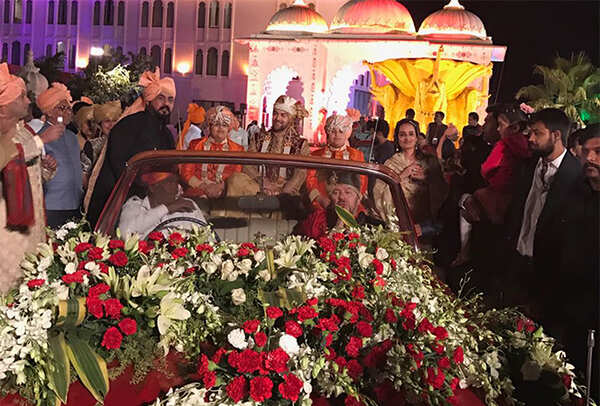 TERE DWAARE PE AAYI BARAAT: Neil arrived at the venue in a vintage car