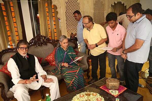 Amitabh and Jaya Bachchan in Carry on Kesar