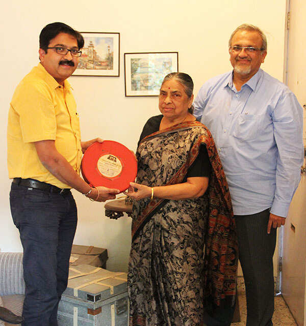 Prakash Magdum receiving the film from Radhika Pai (Courtesy: NFAI)