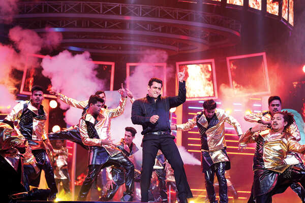 Salman performing at JIO Filmfare awards 2017