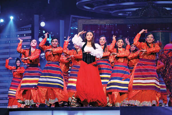 Alia Bhatt performing on Yeh ishq hai from Jab We Met at JIO Filmfare awards 2017