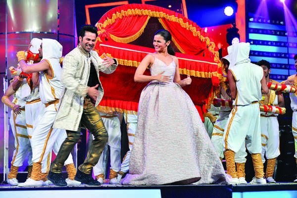 Alia Bhatt joins Varun for a perfromance