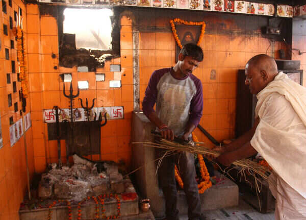 Dom community story -harishchandra ghat Dom Giving Agni (1)