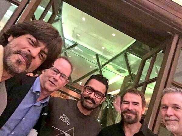Shah Rukh Khan hangs out with Aamir Khan post-surgery | Hindi Movie ...