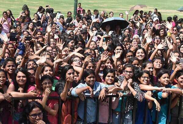 Students at Gargi College cheeer for the star cast (BCCL)