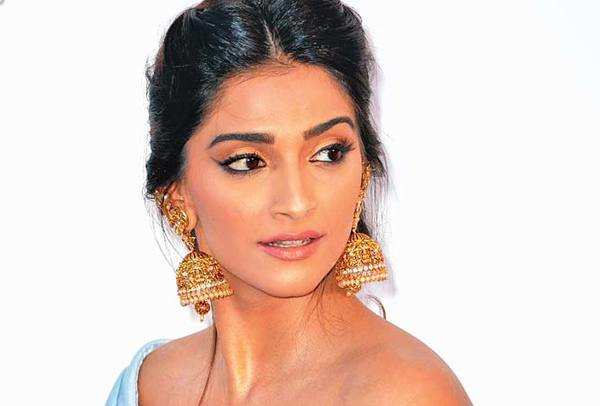 Sonam sales kapoor jhumka