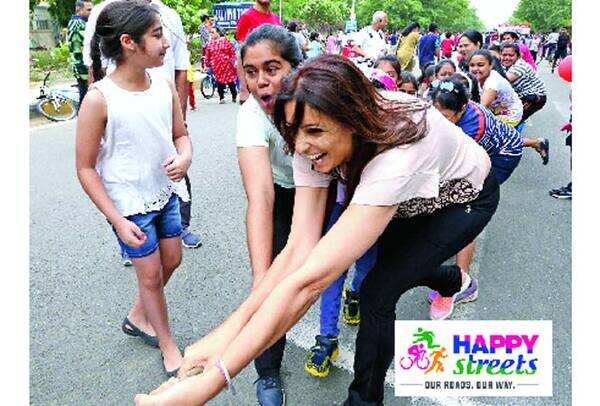 Residents of Gurgaon enjoyed a game of Tug of War too! (BCCL/Ajay Kumar Gautam)