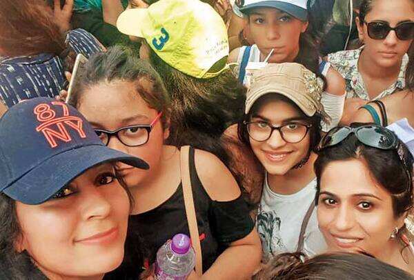 Vandana-Lal-with-her-daughter-Rhea-Lal-(16)-and-Piya-Lal-(13)