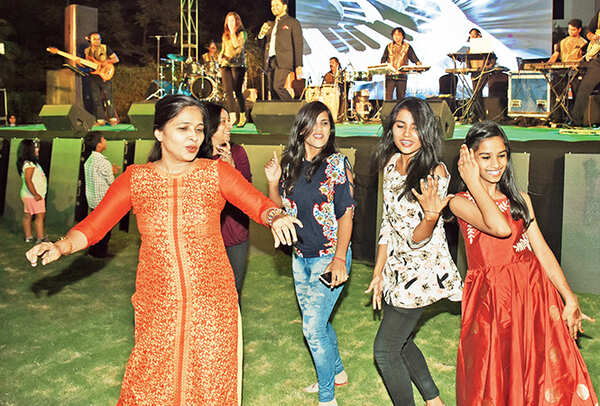 People danced as Javed sang Nagada Nagada