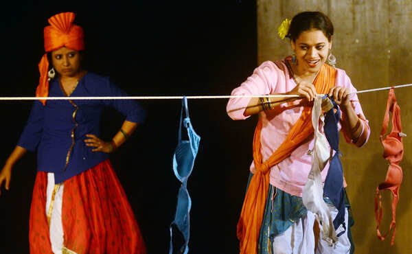 Stills from Dohri Zindagi (4)