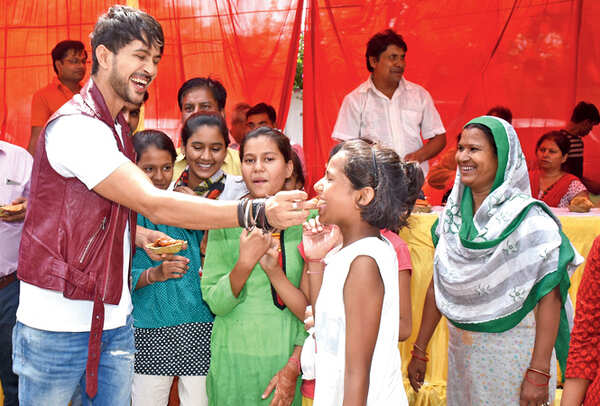 Pranav also fed prasad to some of the girls who had come there (BCCL/ Vishnu Jaiswal)