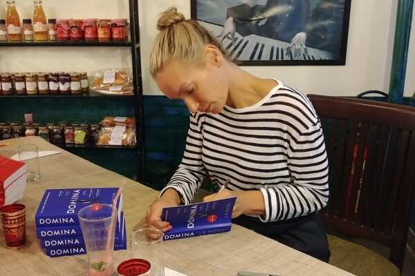 Lisa Hilton signing copies