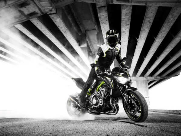 Kawasaki Z900 in Acion