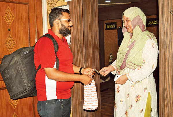 Food being delivered to a home in Chowk for sehri (BCCL/ Farhan Ahmed Siddiqui)